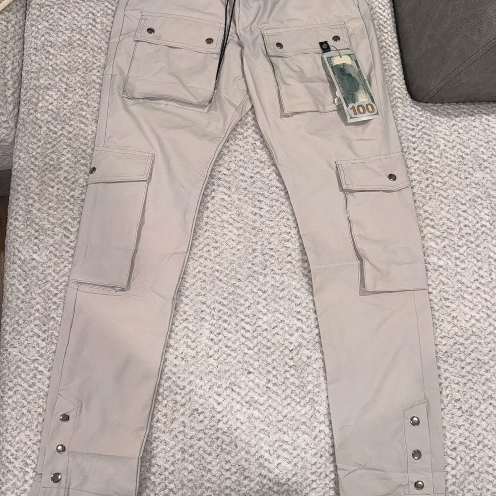 Light Beige Cargo Pants with Multiple Pockets and Sturdy Cotton Fabric
